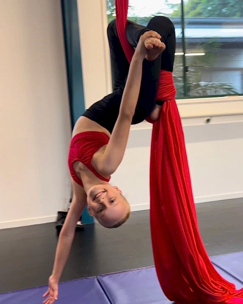 Child-doing-aerial-silks Child doing Aerial Silks