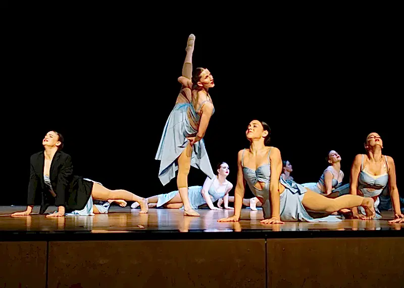 Competition-Crew-on-Stage