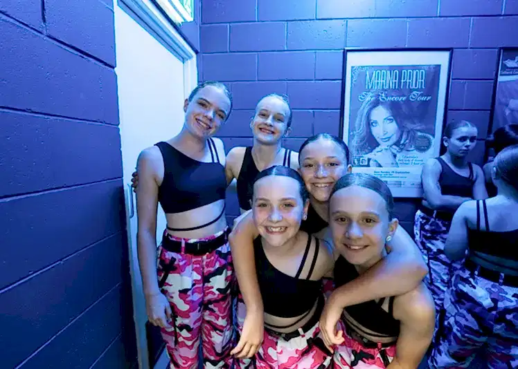Happy-Dancers