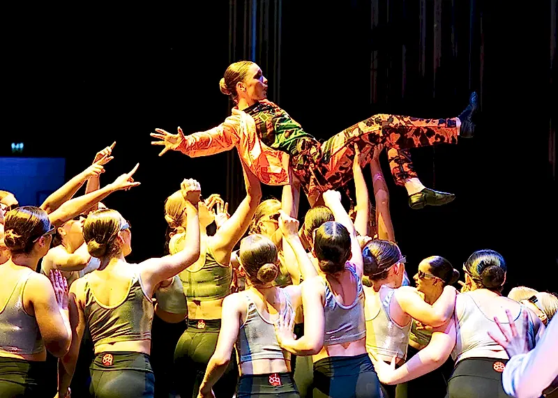 Performing-Contemporary-Dance-on-Stage